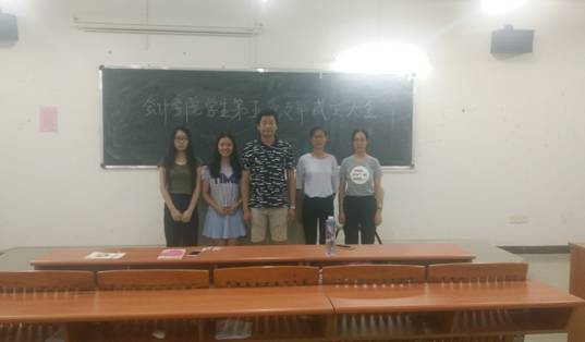 771771威尼斯.Cm大全学生第五党支部全体成员合影留念